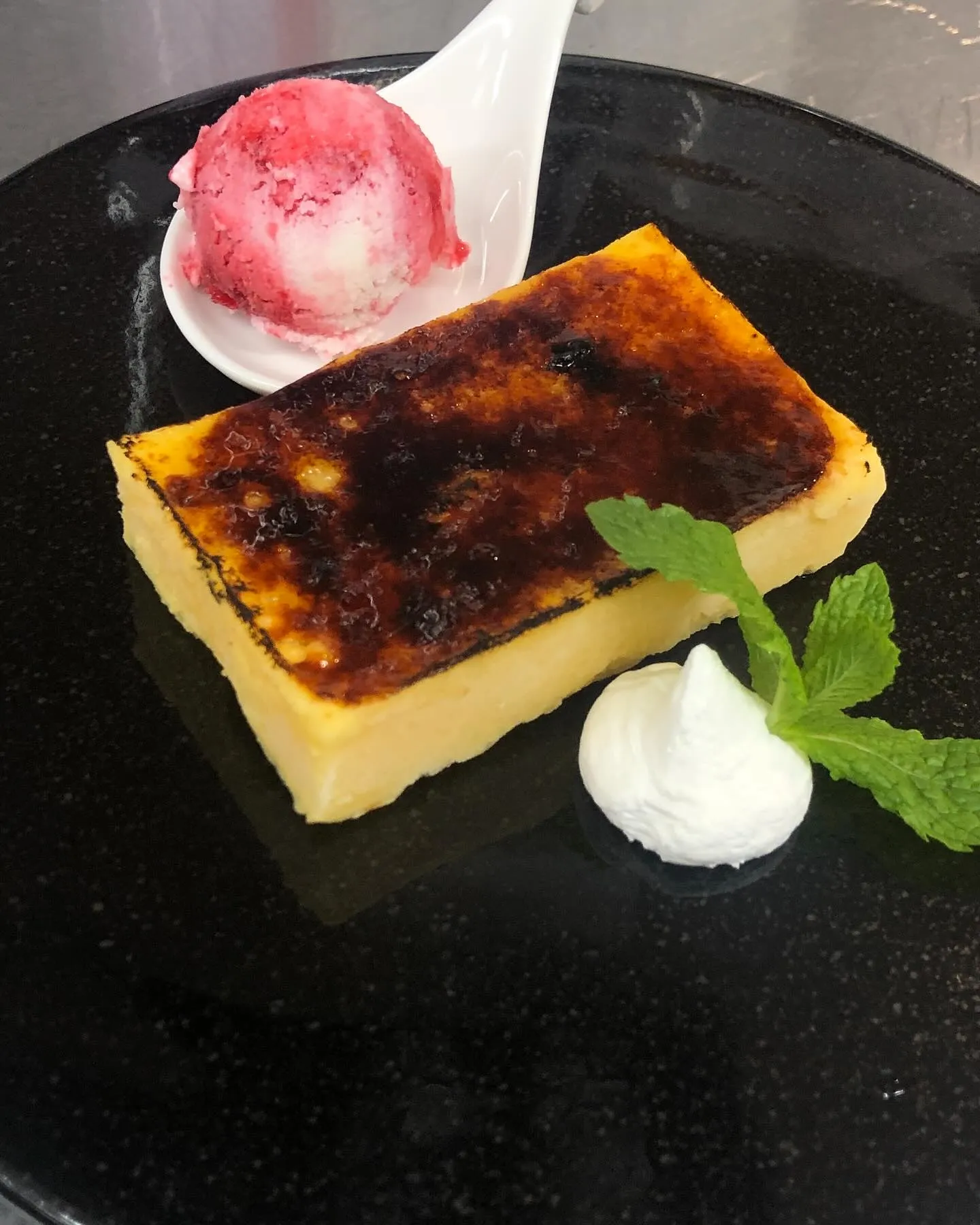 『洋食リベルタ』夏のおすすめデザートメニューのご紹介です💐🍨...