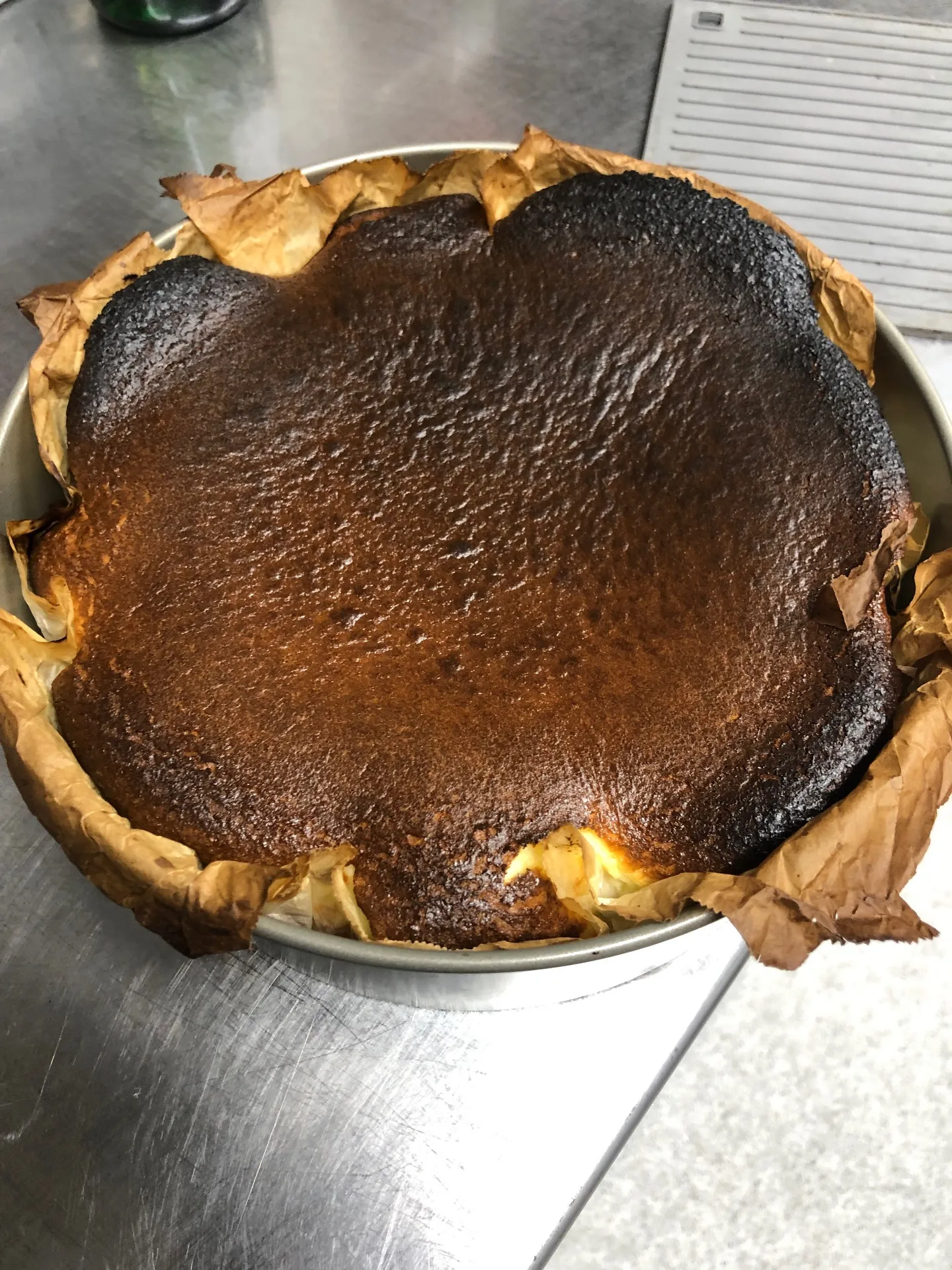 皆さま、ようこそ！本日は特製バスク風チーズケーキをご紹介しま...