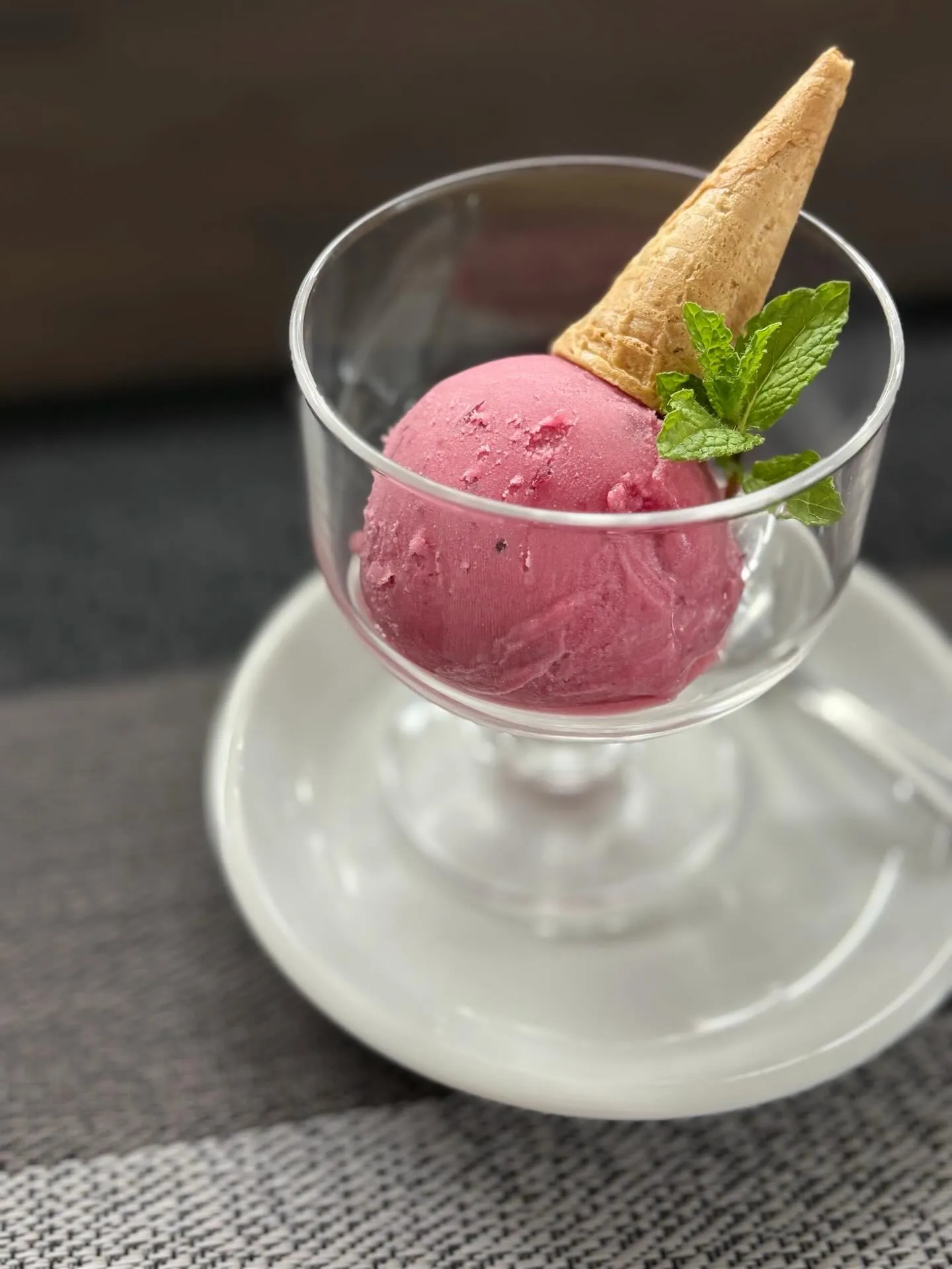 暑くなったので、デザートメニューにアイスクリームを追加しまし...